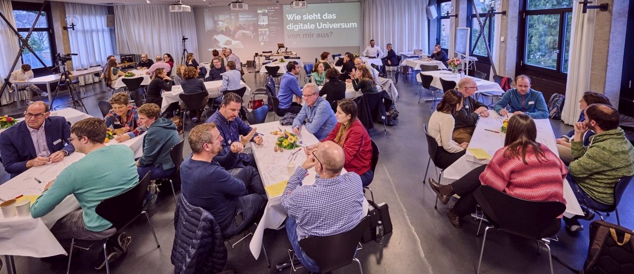Der Vernetzungsevent 2022 fand wiederum am Bildungszentrum für Erwachsene in Zürich und online statt. Drei Viertel der Teilnehmenden war vor Ort, ein Viertel war online zugeschaltet.
